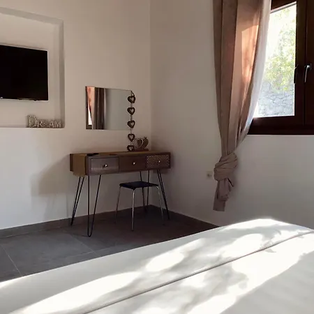 Moxy Paxos - Cozy * Gaios